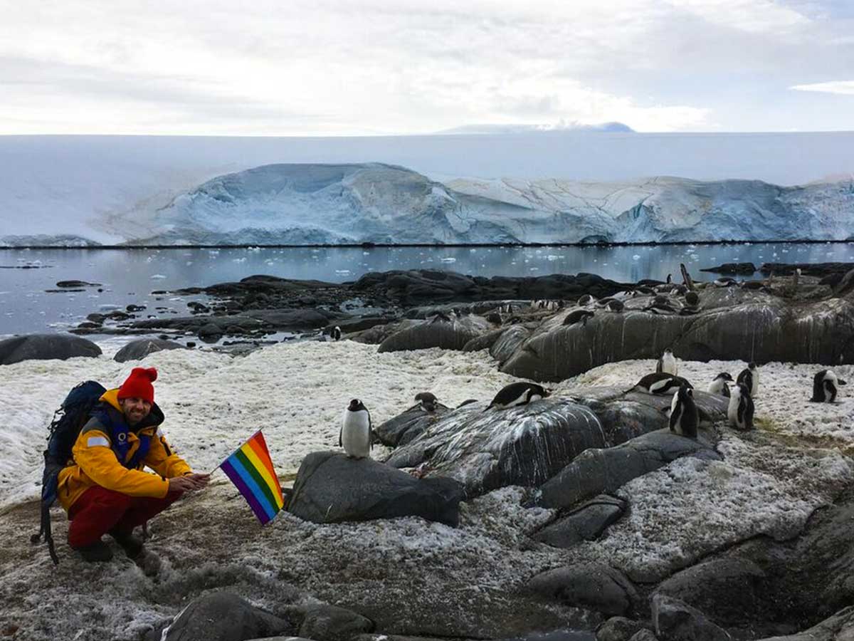 Antarctique rainbow flag premier continent LGBT-friendly