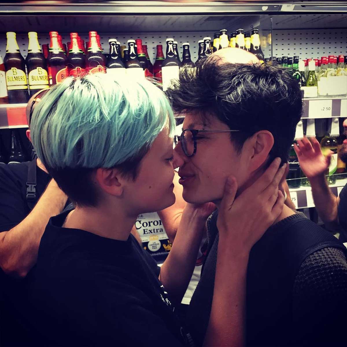 Big Gay Kiss-in Sainsbury's supermarché