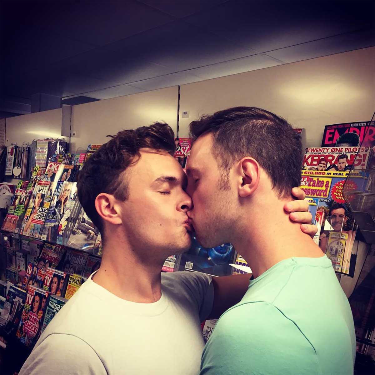 Big Gay Kiss-in Sainsbury's supermarché