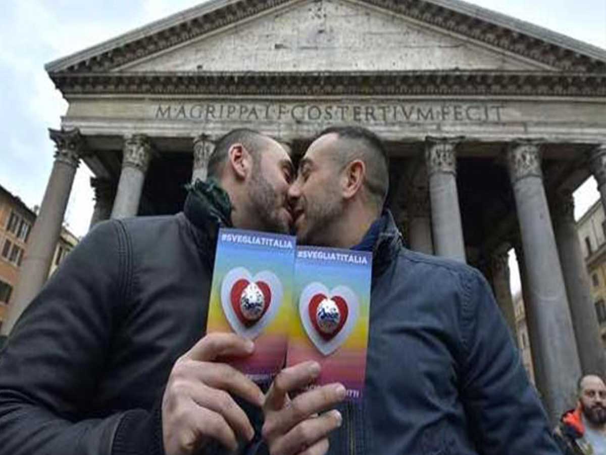 Italie : un baiser collectif devant le Panthéon à Rome - têtu·