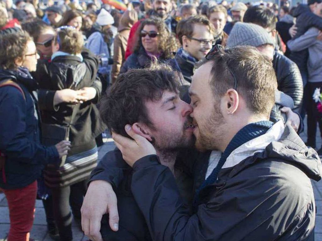 Montreal kiss-in s'embrassent contre l'homophobie