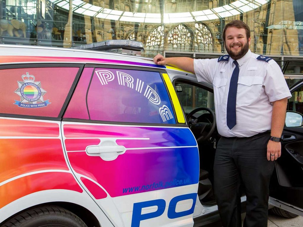 police Norwich voiture aux couleurs de l'arc-en-ciel