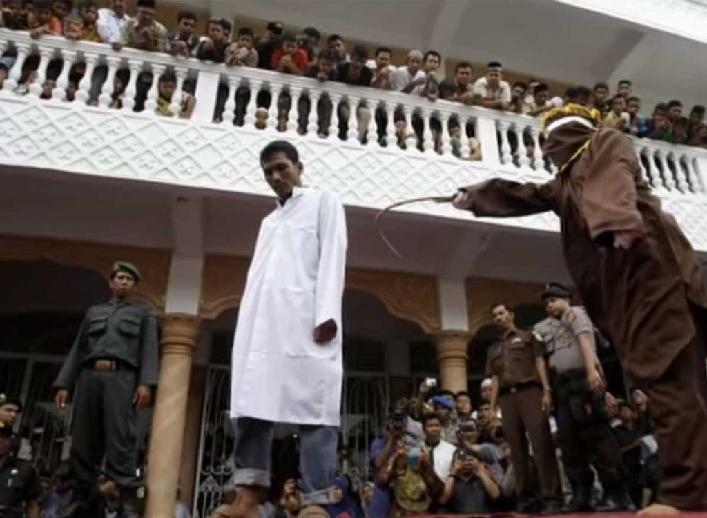 Indonésie accusés de relations homosexuelles 100 coups de bâton en public
