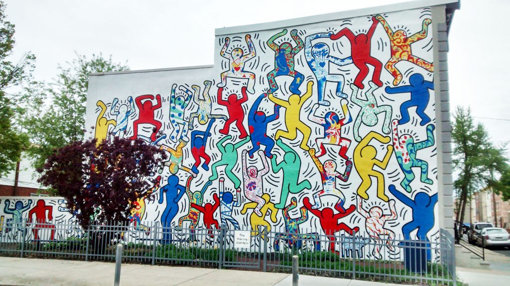 Une fresque érotique de Keith Haring retrouvée… dans des toilettes pour hommes !