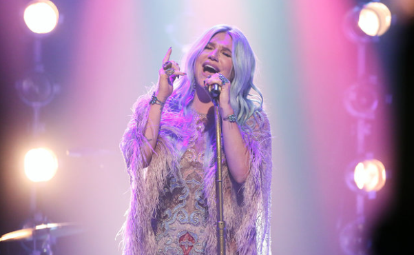 Kesha renaît et balance 4 clips puissants pour l’album « Rainbow »