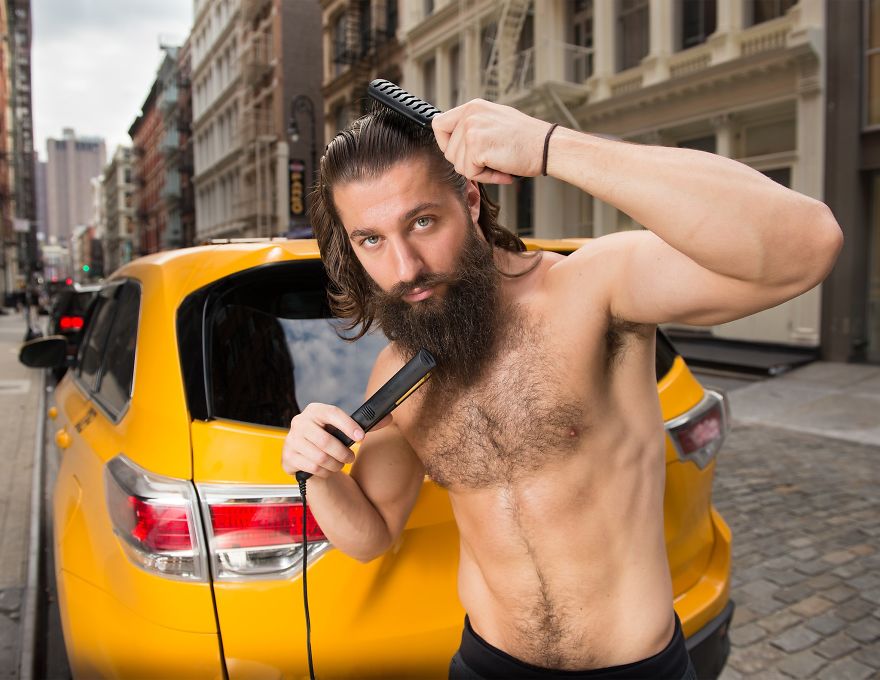 Drôles et sexy : les calendriers 2018 des hommes-sirènes, des taxis new-yorkais et des commerçants du Nord