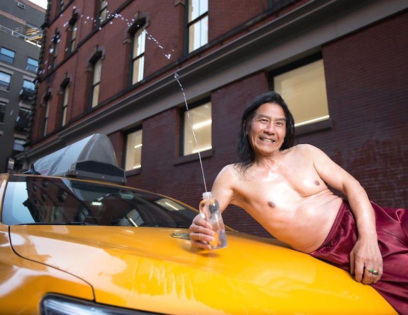Drôles et sexy : les calendriers 2018 des hommes-sirènes, des taxis new-yorkais et des commerçants du Nord