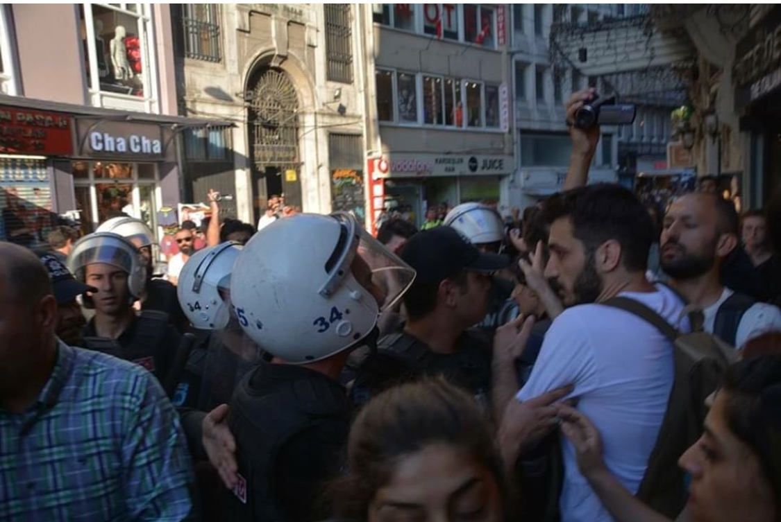 "Les policiers m'ont délibérément frappé" : un avocat turc raconte la Pride d'Istanbul