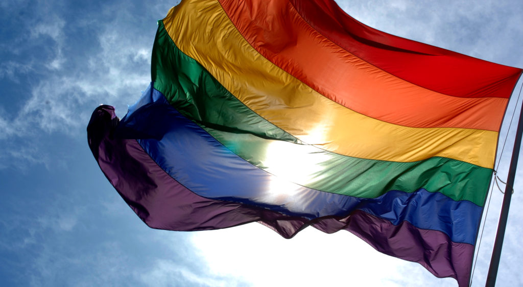 Le drapeau LGBT+ aux couleurs de l'arc-en-ciel
