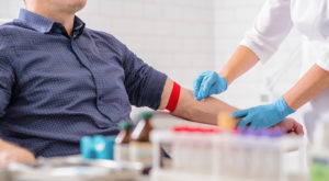 Le don du sang est ouvert aux homosexuels sans conditions spécifiques