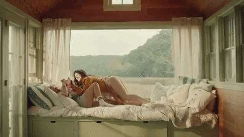 Découvrez Elisabeth Moss dans une émouvante histoire d'amour lesbienne pour le clip de "Party Of One"