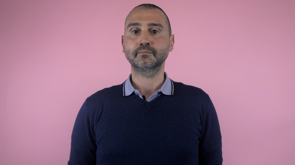 Julien Pontes, du collectif Rouge Direct, contre l'homophobie dans le foot.