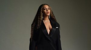 Beyoncé reçoit, avec son mari Jay-Z, le Vanguard Award, le prix qui récompense les allié·es de la visibilité LGBTQ, décerné par l'ONG GLAAD le 28 mars 2019.