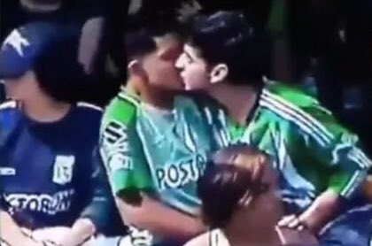 Deux supporters s'embrassent dans un stade de Medellin, le 5 mai 2019. © capture d'écran