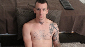 Qizil sochli ayol azo tuzadi