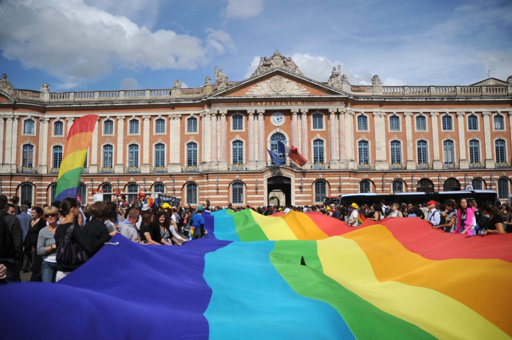 Place du Capitole à Toulouse pendant la Gay Pride