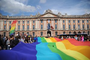 Marche des Fiertés ou Gay pride devant la mairie de Toulouse : Capitole