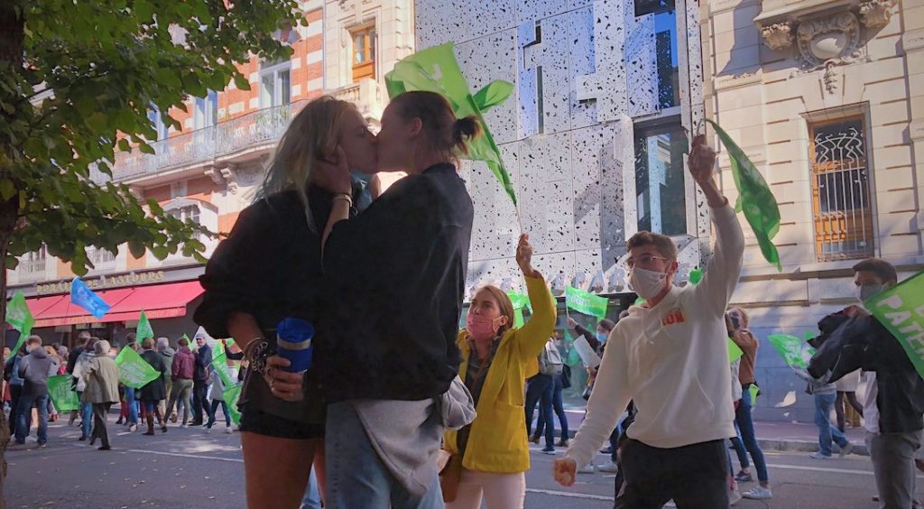 À Toulouse, deux femmes s'embrassent devant des militants LMPT et émeuvent la toile