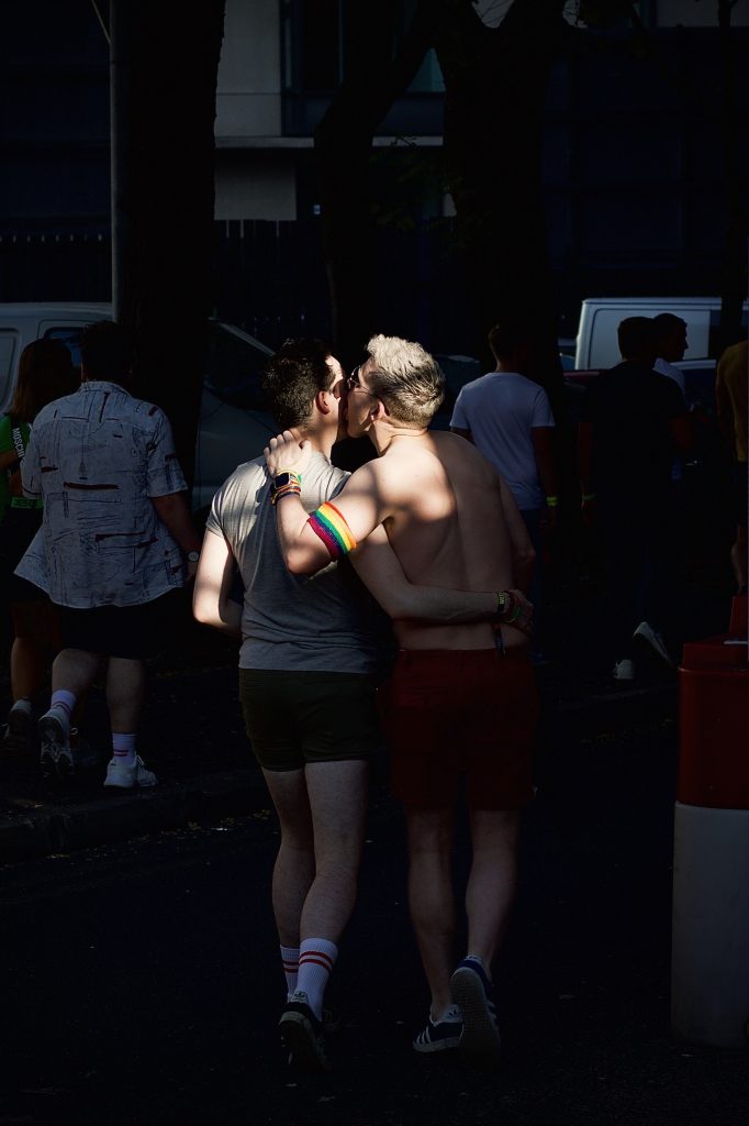 Comment le couvre-feu augmente le risque d'isolement des personnes LGBT