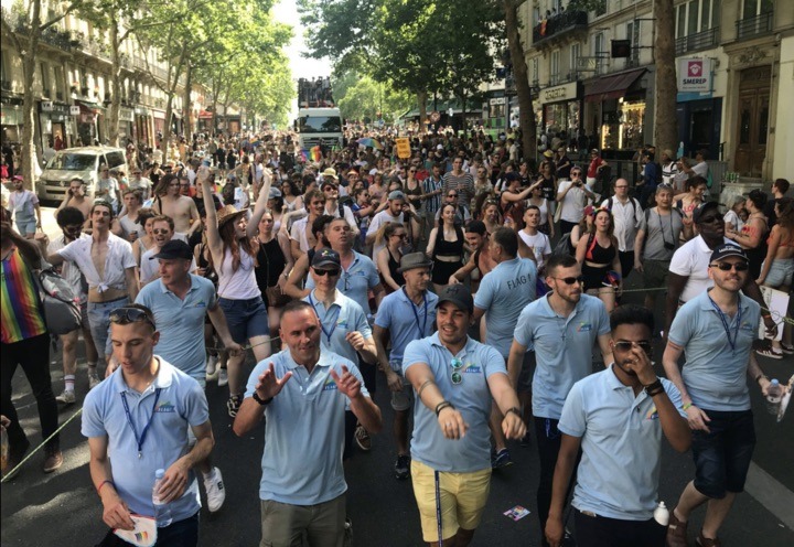 policiers à la gay pride de Paris