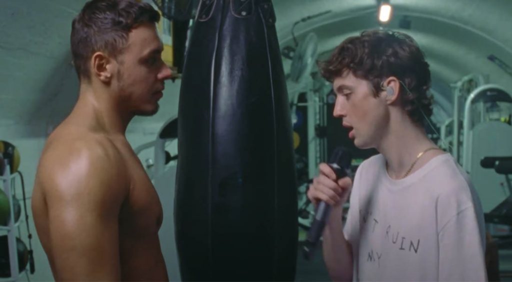 VIDÉO. Troye Sivan complexé par les corps musclés dans le clip de "Stud"