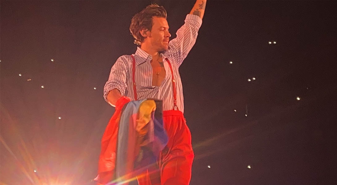 Signe des temps, Harry Styles brandit le drapeau bi en plein concert