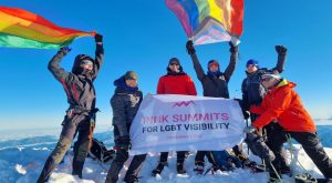 Pour la première fois, une expédition fait flotter le drapeau arc-en-ciel en haut du Mont-Blanc