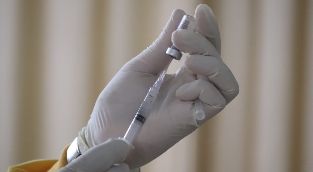 Johnson & Johnson stoppe l'essai clinique d'un potentiel vaccin contre le VIH/sida