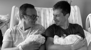 Pete Buttigieg et son mari Chasten avec leurs deux bébés