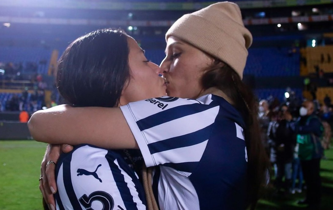 El beso de la victoria de una pareja futbolística en México