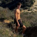 Shawn Mendes torse nu dans les collines d'Hollywood