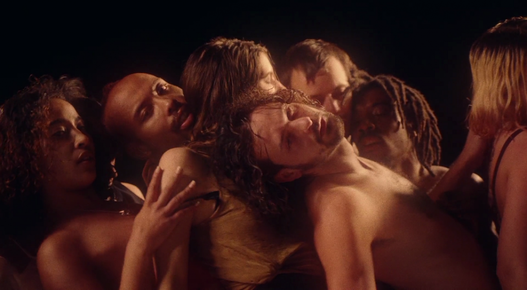 "Le goût de la fête" : le nouveau clip queer-friendly et dansant d'Owlle