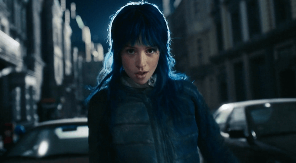 "Libre" : Angèle s'imagine en super-héroïne dans son nouveau clip
