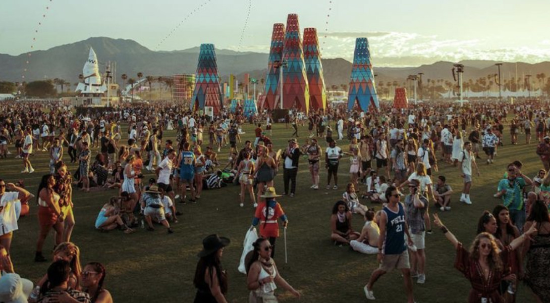 Grâce à la solidarité lesbienne, elle vit un conte de fée à Coachella