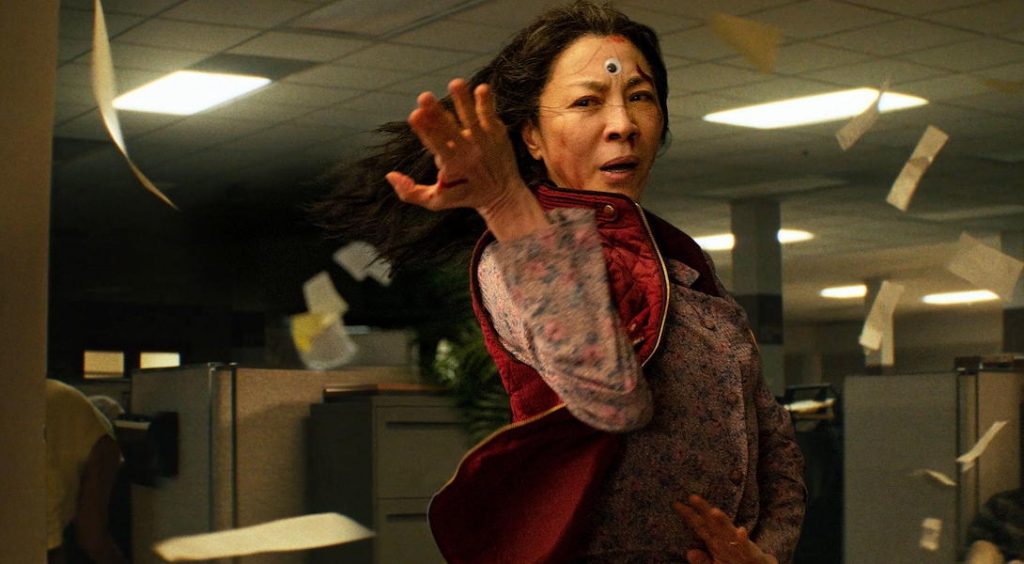 everything everywhere all at once,multivers film,michelle yeoh,cinéma,a24,film,critique,avis