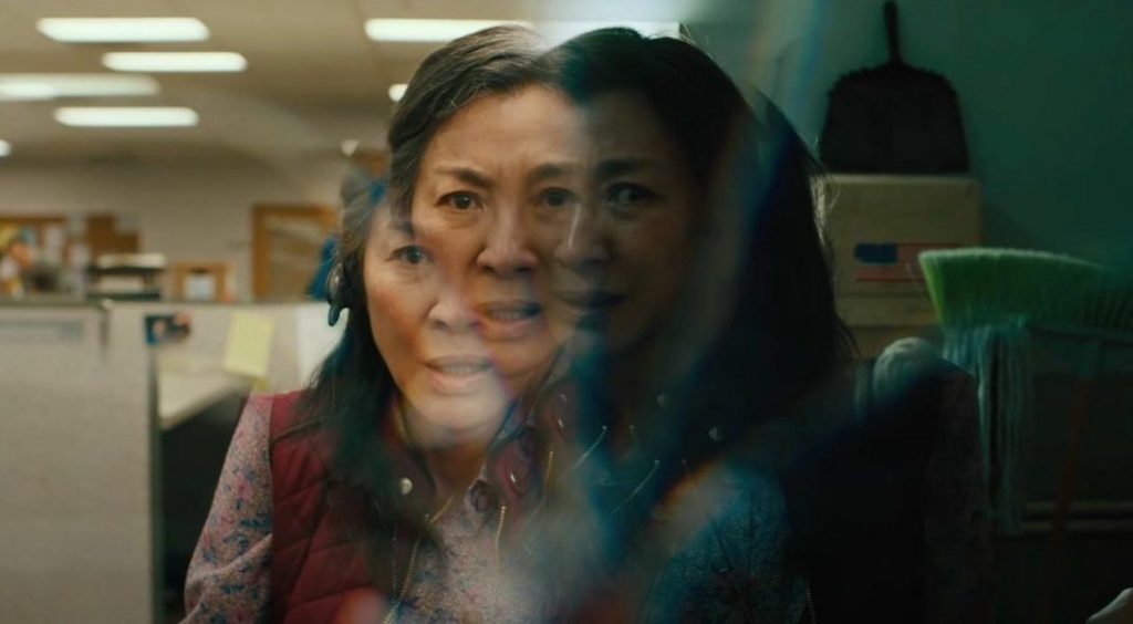 everything everywhere all at once,multivers film,michelle yeoh,cinéma,a24,film,critique,avis
