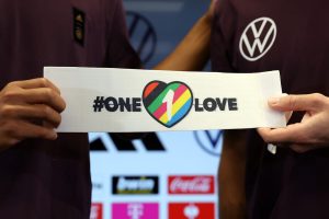L'UEFA présente un brassard "one love" en amont du Mondial 2022 de foot au Qatar