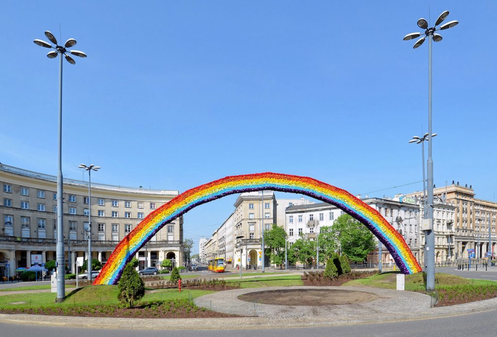 Sur la place Zbawiciela de Varsovie, le rainbow de la discorde