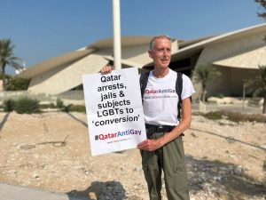 Peter Tatchell a manifesté pour les droits LGBT à Doha, au Qatar