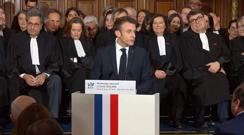 Lors d'un hommage à Gisèle Halimi ce 8 mars, Emmanuel Macron a annoncé un projet de loi pour l'inscription du droit à l'avortement dans la Constitution.
