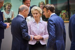 Olaf Scholz, Ursula von der Leyen et Emmanuel Macron