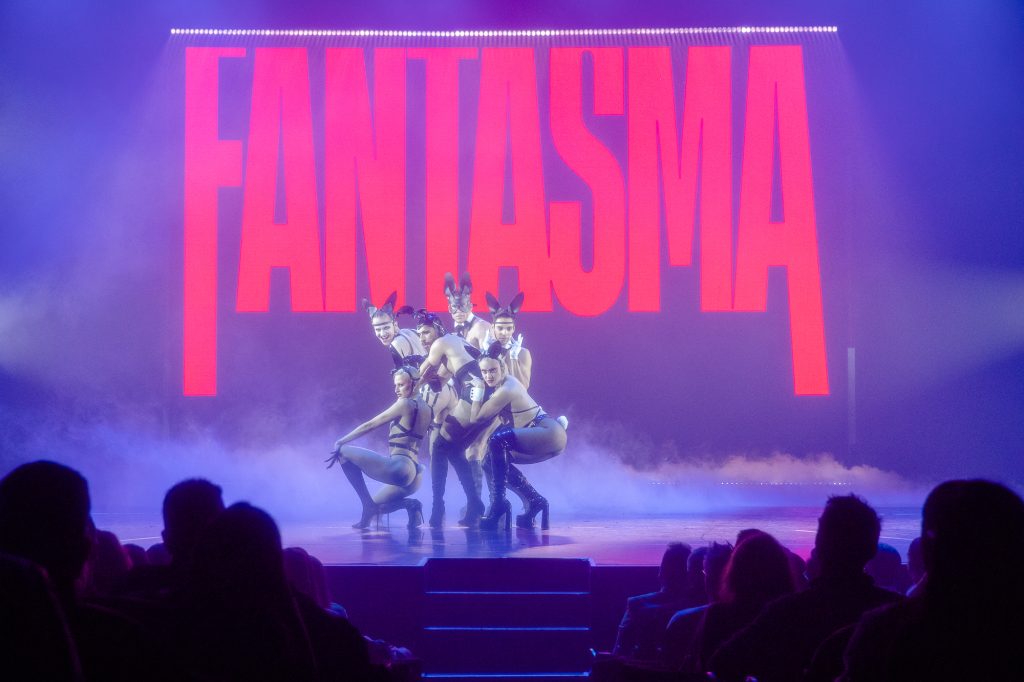 le spectacle "Fantasma Circus Erotica" se joue au Théâtre des Variétés, à Paris