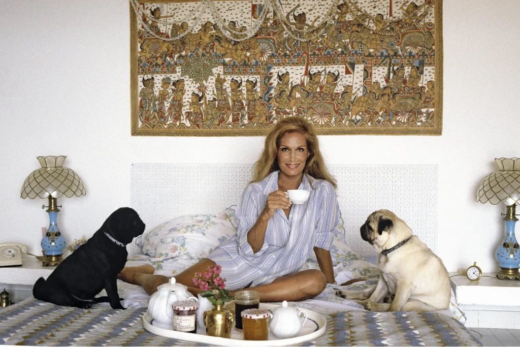 Dalida, chez elle avec ses chiens