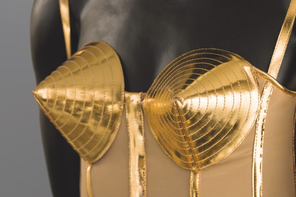 Les seins coniques dorée d'un bustier de Jean-Paul Gaultier
