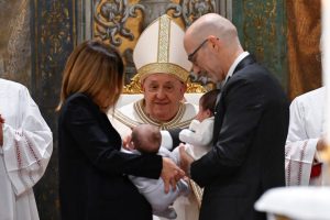 Le pape François baptise des enfants dans la chapelle Sixtine.