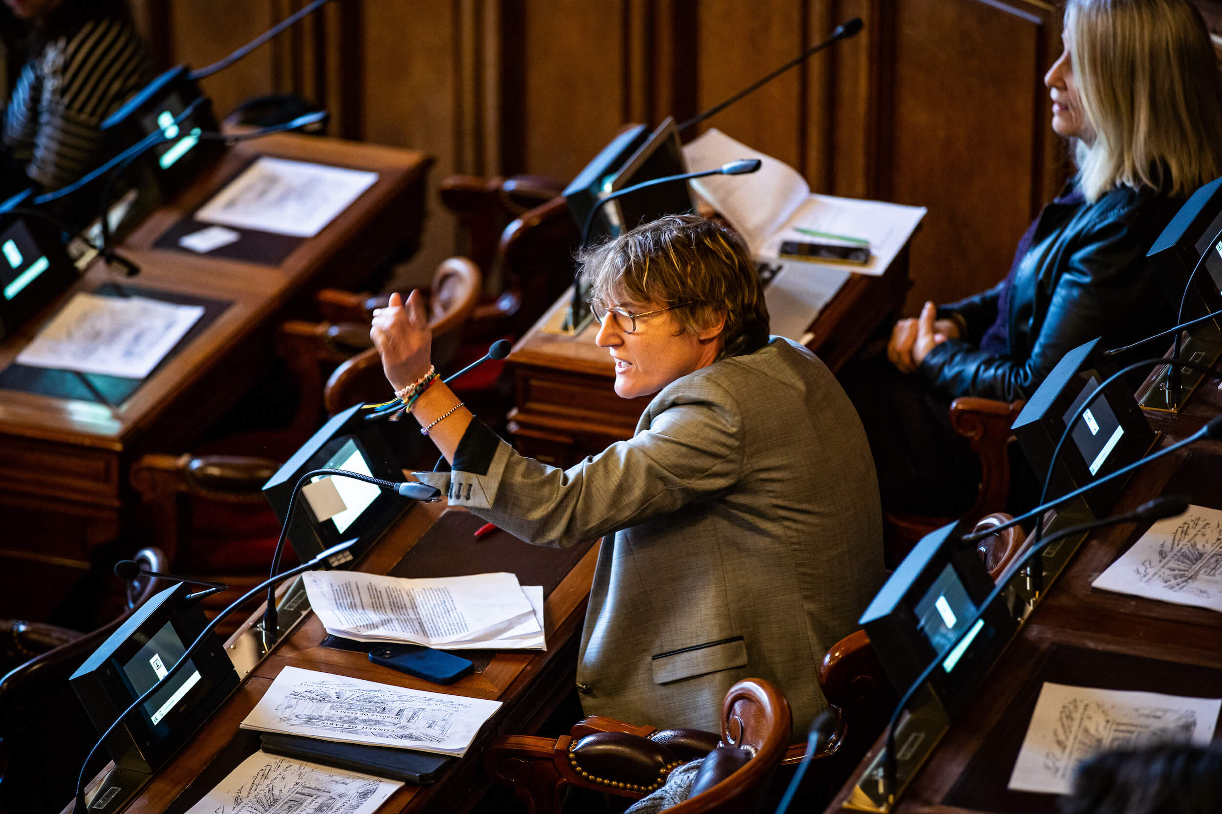 Alice Coffin fait le procès du sexisme et de la lesbophobie en politique