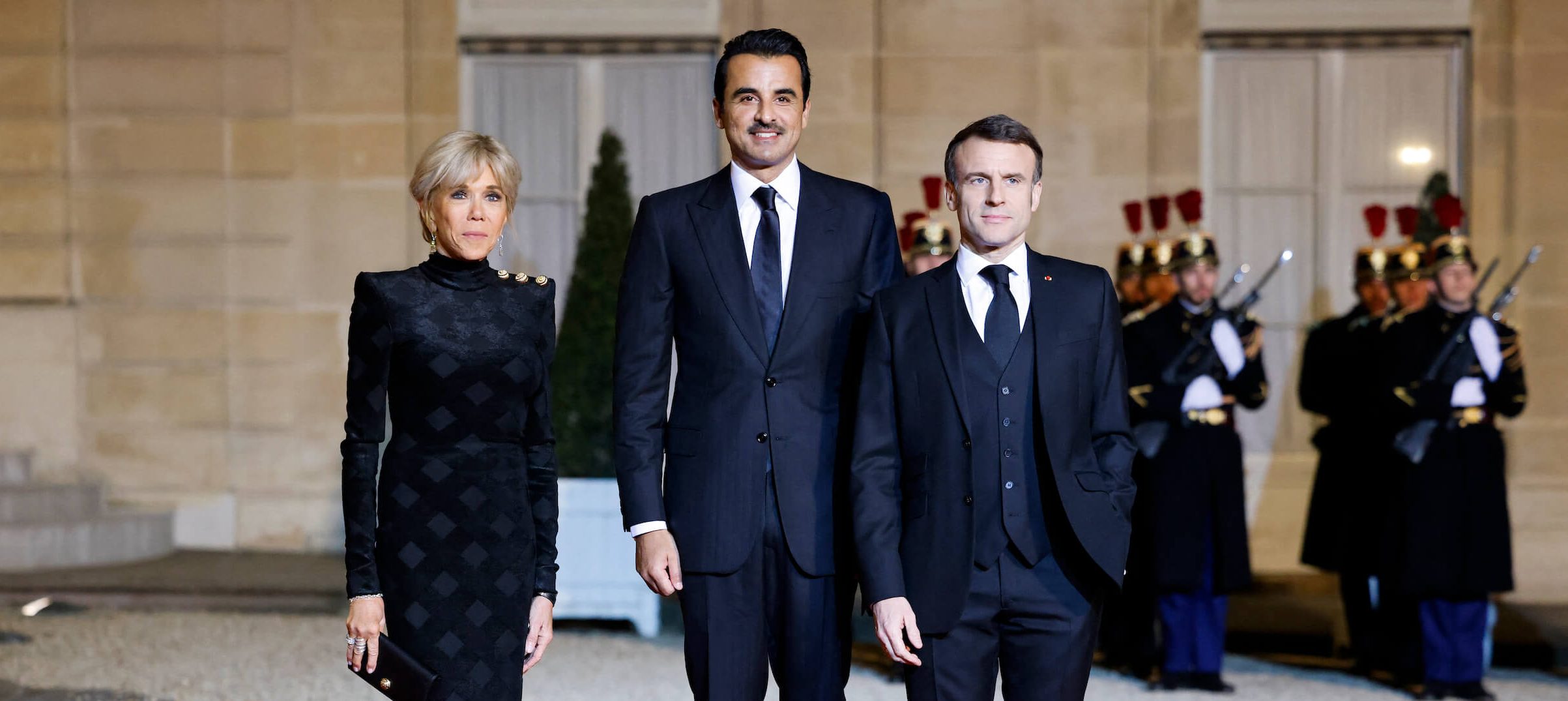 L'émir du Qatar Tamim ben Hamad Al-Thani reçu par les Macron à l'Élysée lors de sa première visite d'État en France.