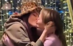 Deux influenceuses ont été condamnées en Russie pour ce baiser.