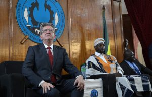 Jean-Luc Mélenchon invité à un débat au Sénégal avec le Premier ministre Ousmane Sonko.