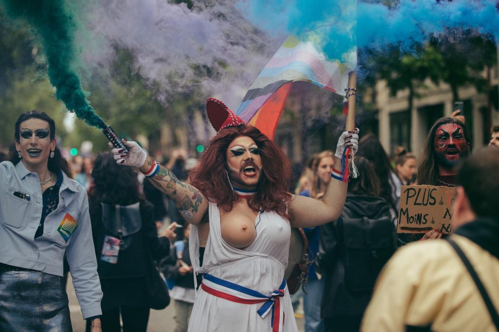 Des queers se sont réunis en cortège lors de la manifestation contre l'extrême droite qui s'est tenue à Paris le 15 juin.